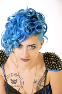 окрашивание волос в синий цвет кудрявая укладка.